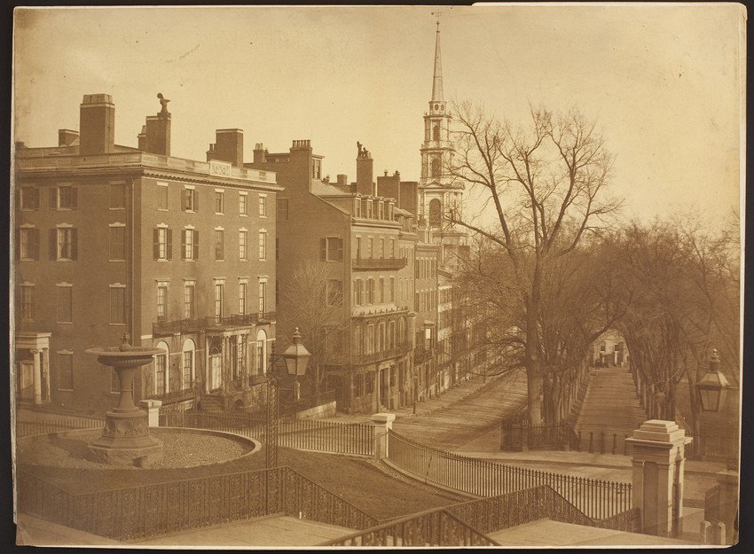 매사추세츠 주 의사당(Massachusetts State House)을 배경으로 한 잔디밭